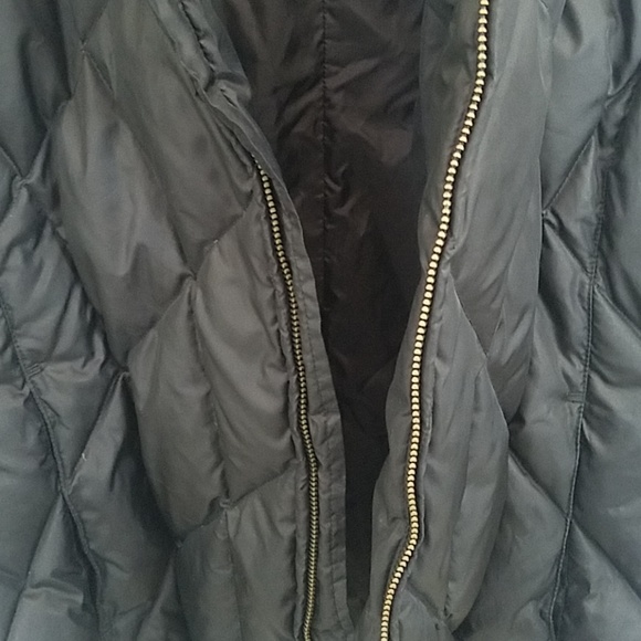 A black rain coat - Picture 3 of 4